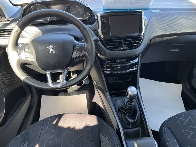 Voiture d’occasion PEUGEOT 2008 I Ph2 1.5 Blue HDI 102 Style 5p. avec GPS Europe Ecran Tactile CarPlay et Régulateur et Limiteur de vitesse. Garantie 12 Mois.