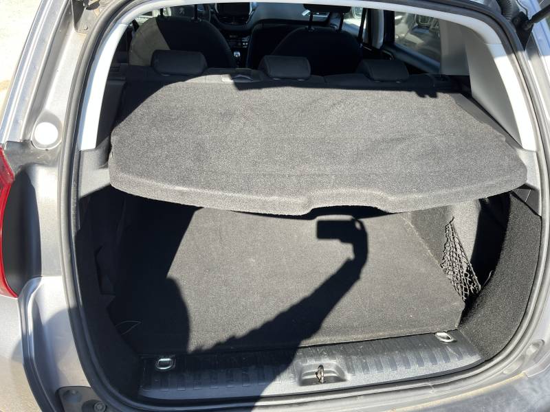 Voiture d’occasion PEUGEOT 2008 I Ph2 1.5 Blue HDI 102 Style 5p. avec GPS Europe Ecran Tactile CarPlay et Régulateur et Limiteur de vitesse. Garantie 12 Mois.