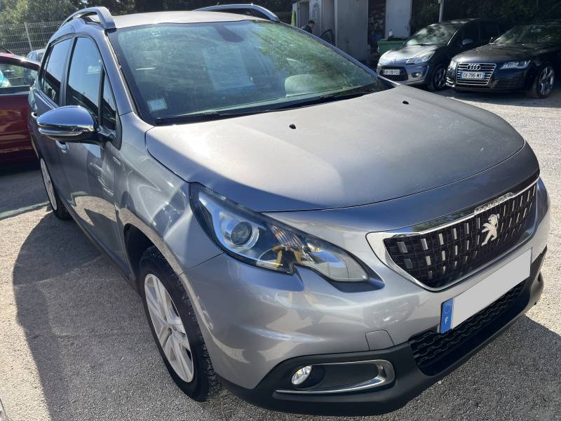 Voiture d’occasion PEUGEOT 2008 I Ph2 1.5 Blue HDI 102 Style 5p. avec GPS Europe Ecran Tactile CarPlay et Régulateur et Limiteur de vitesse. Garantie 12 Mois.
