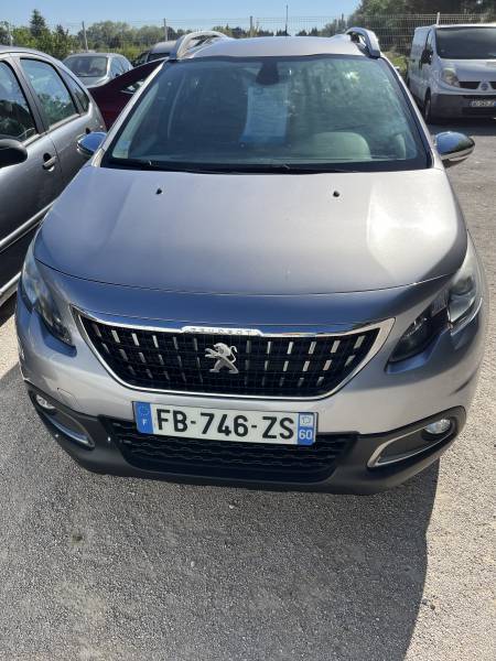 Voiture d’occasion PEUGEOT 2008 I Ph2 1.5 Blue HDI 102 Style 5p. avec GPS Europe Ecran Tactile CarPlay et Régulateur et Limiteur de vitesse. Garantie 12 Mois.