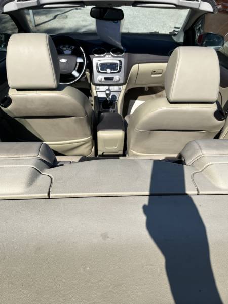 Voiture d’occasion FORD FOCUS CC 2.0 TDCI 136 Titanium. BV6. Avec Sièges Intérieur Cuir Beige et Climatisation Automatique Bizone ainsi que Jantes Alu. Garantie 12 Mois.