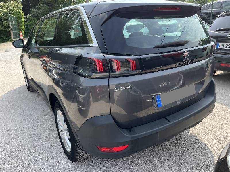 Ce modèle diesel de 2022 affiche 152 468 km d'origine garantie, une boîte automatique 8 vitesses et une finition Gris Platinium Métal Verni. A ARLES