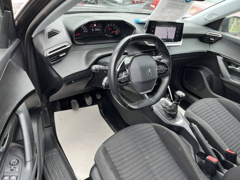 Disponible dès maintenant à Avignon, ce véhicule combine élégance et praticité avec sa teinte Gris Platinium Métal Verni et son intérieur fonctionnel.
