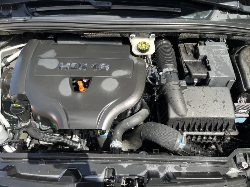Voiture d’occasion PEUGEOT 308 CC Ph2 2.0 HDI 163 Féline. Boite Automatique. Avec Sièges en Cuir et Radar AV+ AR ainsi que Sièges en cuir chauffants et Nuque chauffantes. Garantie 12 Mois.