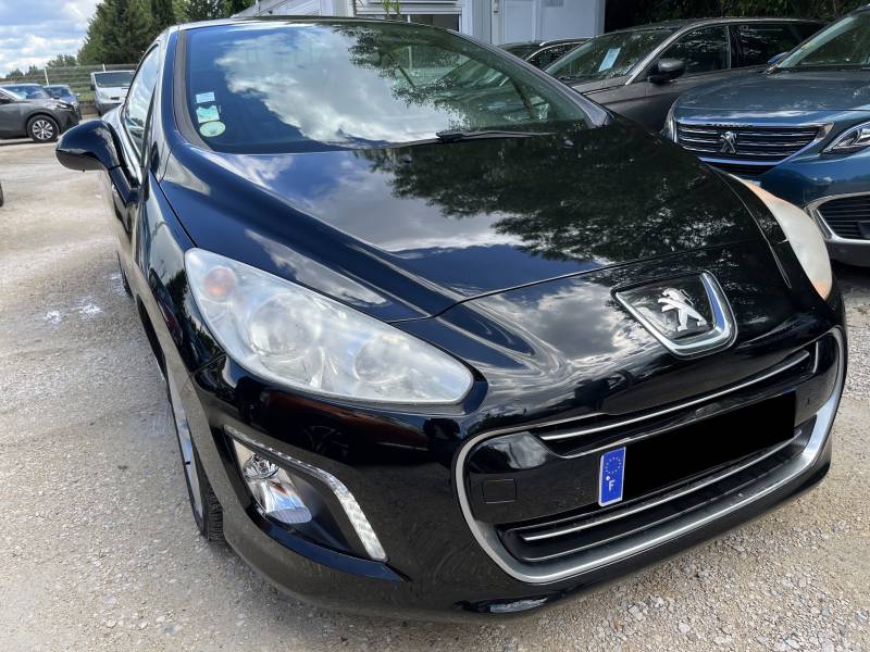 le est équipée du moteur diesel 2.0 HDI 163 chevaux, reconnu pour son bon compromis entre performances et consommation, associé à une boîte automatique pour un confort de conduite optimal. A NIMES