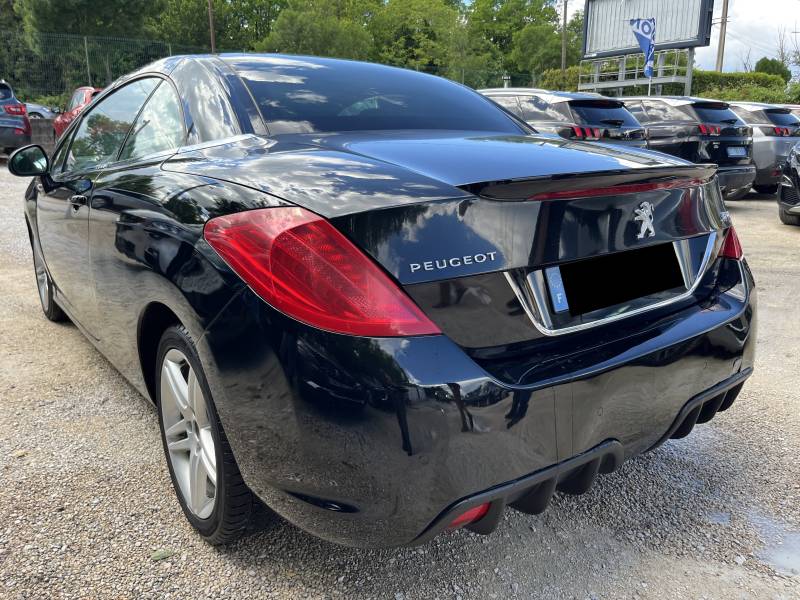 Son élégante teinte noir verni met en valeur ses lignes de coupé, tandis que son toit escamotable vous permet de profiter pleinement des beaux jours en mode cabriolet. 