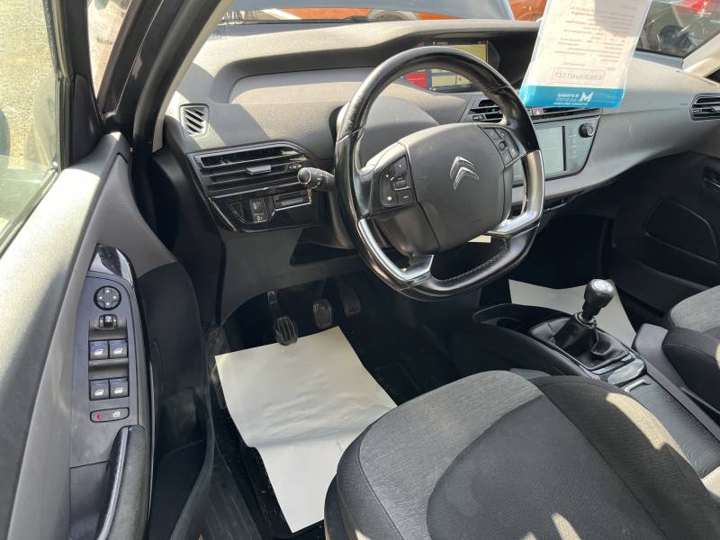 Voiture d’occasion CITROEN C4 PICASSO II Ph2 2.0 Blue HDI 150 Feel. 5p. Avec Crochet d’Attelage AR et Radars AV et AR ainsi que CarPlay. Garantie 12 Mois.
