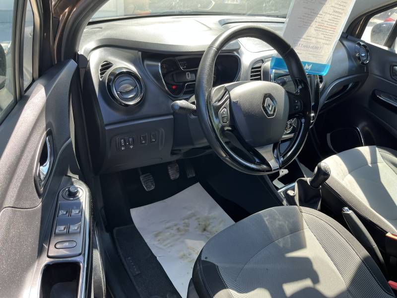 Voiture d’occasion RENAULT CAPTUR 1.5 DCI 90 Intens. 5p. 1ère Main. avec régulateur et limiteur de vitesse et Carte Main Libre ainsi que GPS Europe tactile. Garantie 12 Mois.