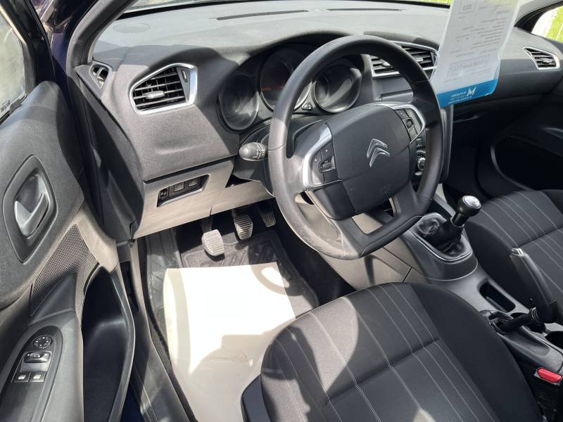 Voiture d’occasion CITROEN C4 II 1.6 HDI 92 Attraction. 5p. avec climatisation et Régulateur et Limiteur de vitesse ainsi que Radio CD commande au Volant. Garantie 12 Mois.