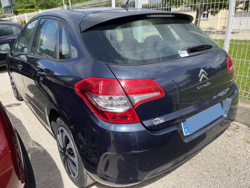 Voiture d’occasion CITROEN C4 II 1.6 HDI 92 Attraction. 5p. avec climatisation et Régulateur et Limiteur de vitesse ainsi que Radio CD commande au Volant. Garantie 12 Mois.