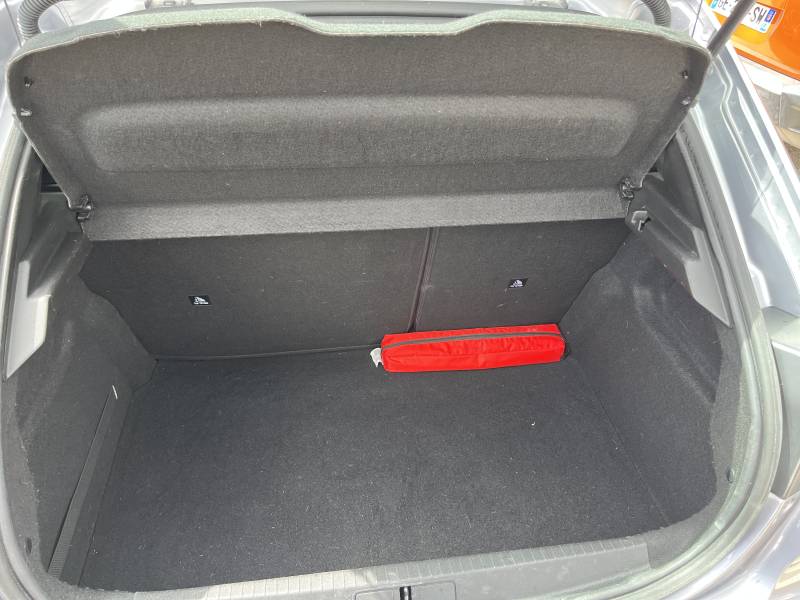 Voiture d’occasion PEUGEOT 208 II 1.5 Blue HDI 102 Active Business. BV6. 5p.1ère Main. avec CarPlay et régulateur et limiteur de vitesse ainsi que GPS Europe Tactile. Garantie 12 Mois.