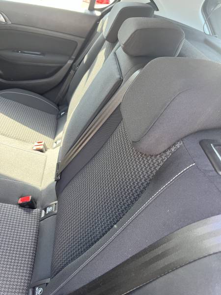 PEUGEOT 308 II Ph2 1.5 Blue HDi 130 Active Business BV6 5 portes idéale pour les conducteurs recherchant une berline fiable, économique et bien équipée. A NIMES