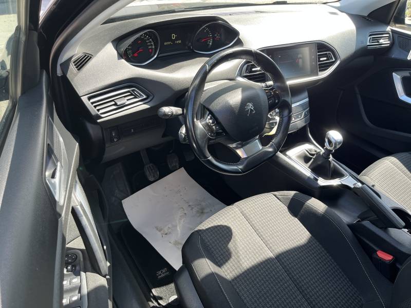 Voiture d’occasion PEUGEOT 308 II Ph2 1.5 Blue HDi 130 Active Business. BV6. 5p. avec GPS Europe  et Régulateur + Limiteur de vitesse ainsi que Radars de Recul. Garantie 12 mois.