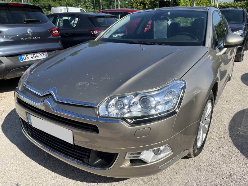 CITROEN C5 II Ph2 2.0 HDI 163 Exclusive BV6 bénéficie d’une motorisation diesel performante associée à une boîte manuelle 6 vitesses, offrant une conduite souple et agréable. A NIMES