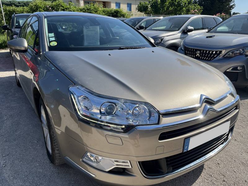 Disponible à Avignon, cette voiture d'occasion Avignon séduit par son excellent compromis entre confort, équipement et budget maîtrisé.