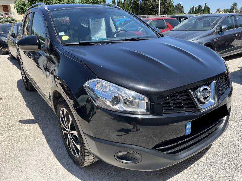  NISSAN QASHQAI +2 2.0 DCI 150 Tekna se distingue par sa configuration 7 places, sa transmission manuelle 6 vitesses et son système 4X4, idéal pour une conduite sereine en toutes circonstances. A ARLES