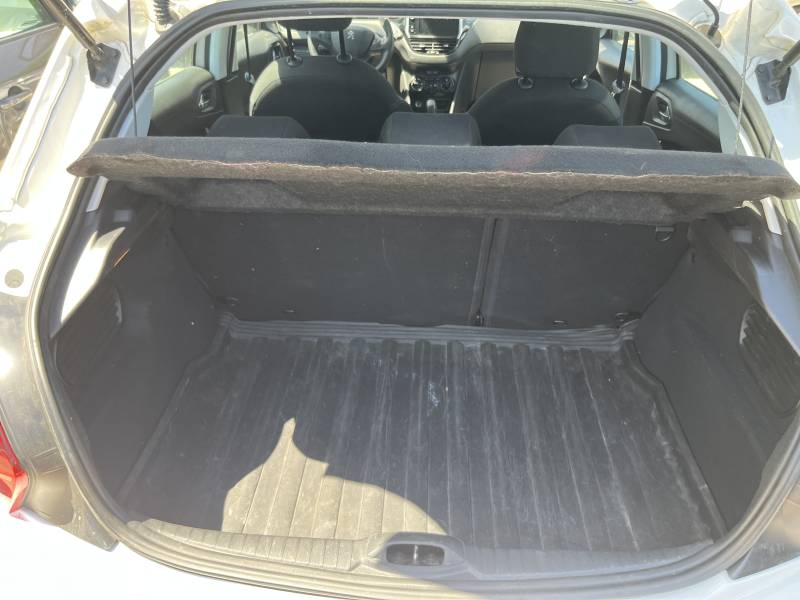 Voiture d’occasion PEUGEOT 208 I Ph2 1.6 Blue HDI 102 Premium. 5p. avec GPS Europe Tactile et régulateur + Limiteur de vitesse. 1ère Main. Garantie 12 Mois.