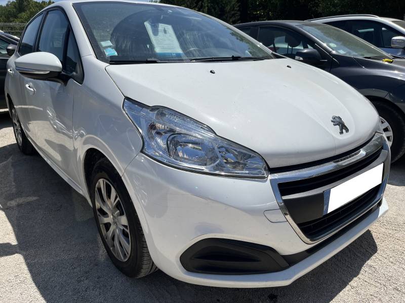 PEUGEOT 208 I Ph2 1.6 Blue HDI 102 Premium séduit par sa finition soignée, sa motorisation diesel économique et ses équipements pratiques pour une conduite agréable dans le Vaucluse et partout en France. A ARLES
