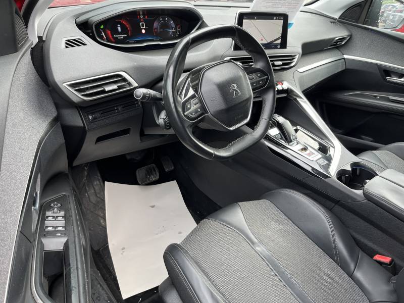 Cette voiture d’occasion Avignon séduit par son design élégant en Rouge Verni, son confort de conduite et son excellent compromis entre performances et consommation. A NIMES