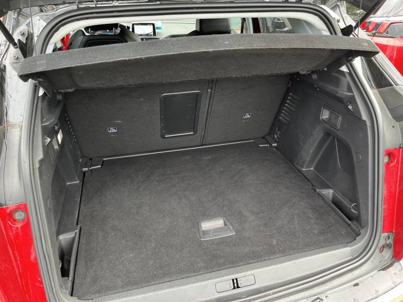 Voiture d’occasion PEUGEOT 3008 II 1.6 BLUE HDI 120 Allure Business. EAT 6. 5p. avec Pack Black Diamant et Radars AV + AR + Caméra de Recul ainsi que CarPlay. Garantie 12 Mois.