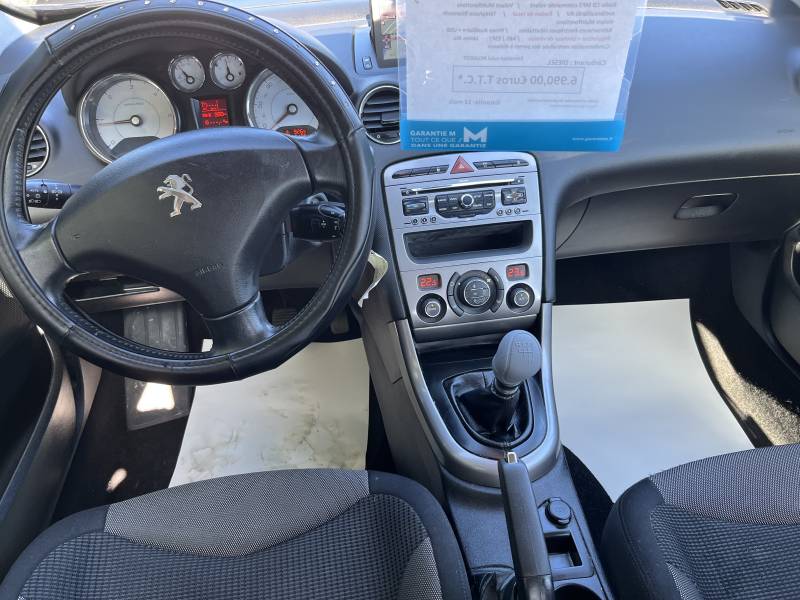 Voiture d’occasion PEUGEOT 308 I Ph2 1.6 e-HDI 112 Business Pack. BV6. 5p. avec climatisation automatique bizone et Radar de Recul ainsi que régulateur limiteur de vitesse. Garantie 12 Mois.