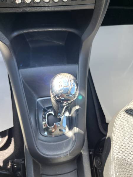 voiture d’occasion CITROEN C3 II Ph2 1.6 e-HDI 70 Confort Sensodrive 5p, une citadine diesel fiable et économique, idéale pour les trajets quotidiens. A ORANGE