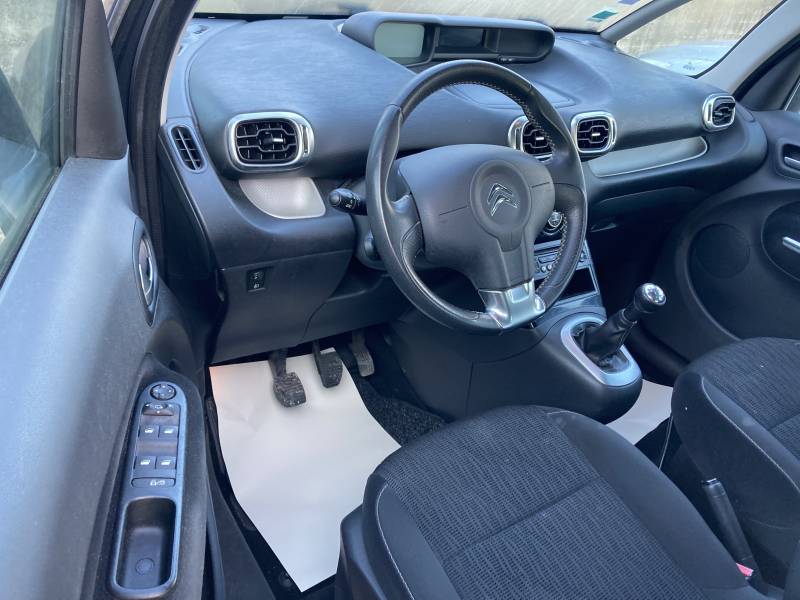  climatisation, régulateur et limiteur de vitesse, ainsi qu’un habitacle spacieux avec 5 places et 5 portes, idéal pour une utilisation familiale. A ARLE