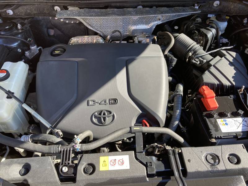 Voiture d’occasion TOYOTA RAV 4 2.0  D-4D 143 Lounge. 2WD. BV6. 5p. avec Hayon Motorisé et Sièges en Cuir + Electriques + Chauffants ainsi que crochet d’attelage AR. Garantie 12 Mois.