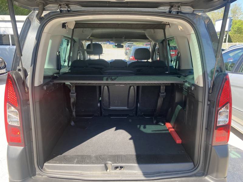 CPM Auto professionnel de la vente de voiture en occasion pas cher vous propose : Voiture d’occasion PEUGEOT PARTNER II Ph 2 1.6 Blue-HDI 120 Outdoor * Garantie 12 mois * CARPENTRAS