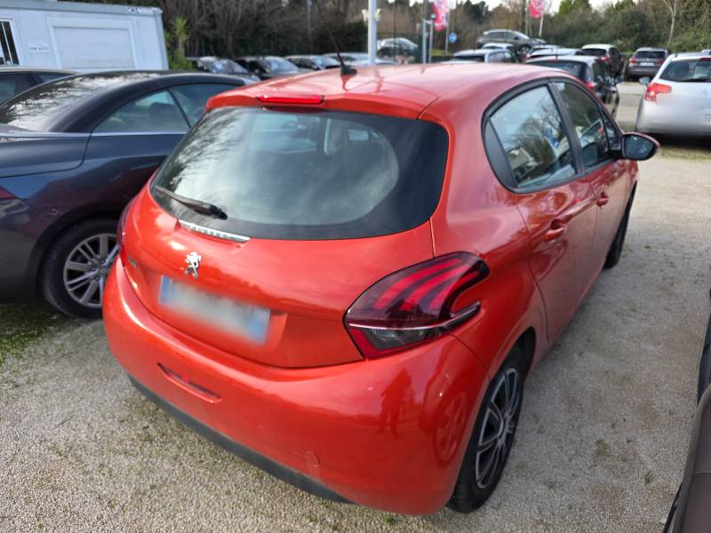 Voiture d'Occasion PEUGEOT 208 I Ph2 1.2 Essence 82ch Active Business GPS 5p Distribution neuve Révisée Garantie 12 Mois très complète