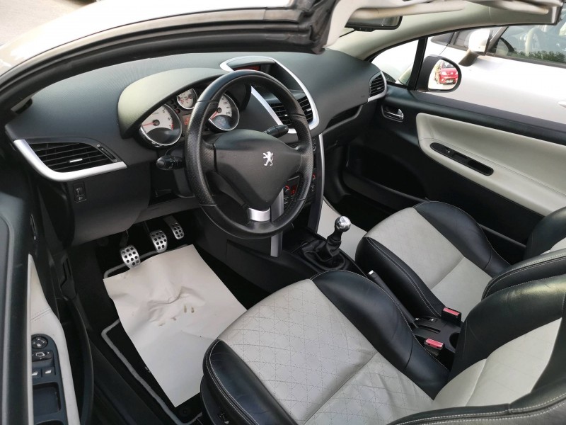 CPM AUTO Discount: PEUGEOT 207 CC  1.6 VTi 120 Roland Garros Cuir Bi-ton- Révisée et Garantie 12 mois à BEAUCAIRE TARASCON
