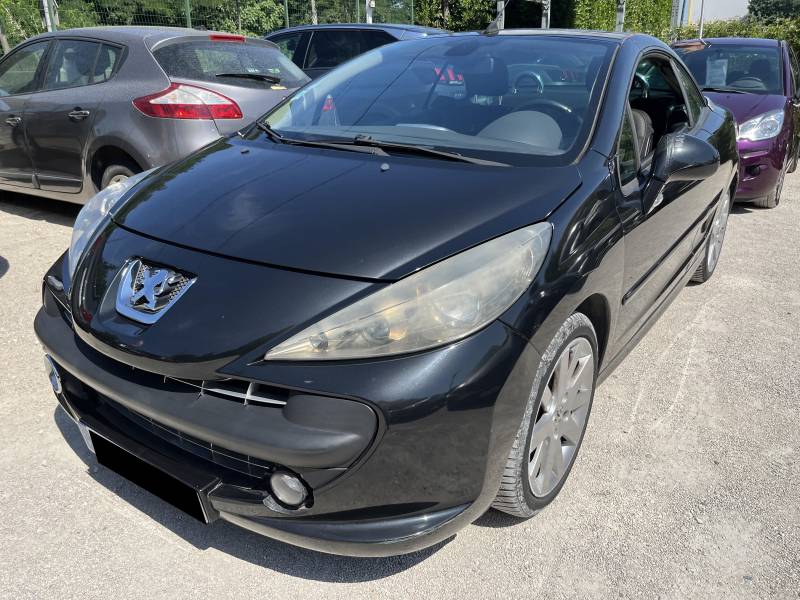  Ce coupé/cabriolet allie élégance, plaisir de conduite et économie, avec un toit rétractable, des jantes alu et une climatisation pour profiter de chaque saison au volant. A ARLES