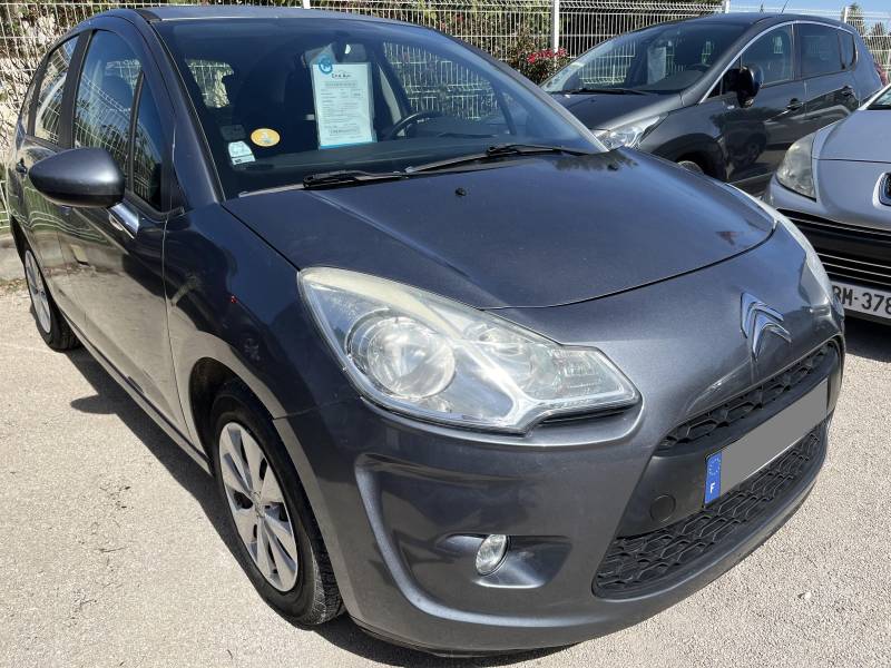 Voiture d’occasion CITROEN C3 II 1.6 HDI 90 Tendance. 5p. Avec climatisation et Régulateur et Limiteur de vitesse ainsi que Crochet d’Attelage AR. Garantie 2 Mois.