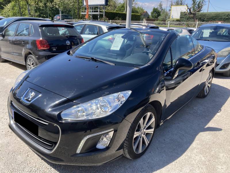 308 CC Ph2 1.6 e-HDI 115 Sport Pack BV6 séduit par son design noir verni, son toit rétractable et son agrément de conduite. A ARLES