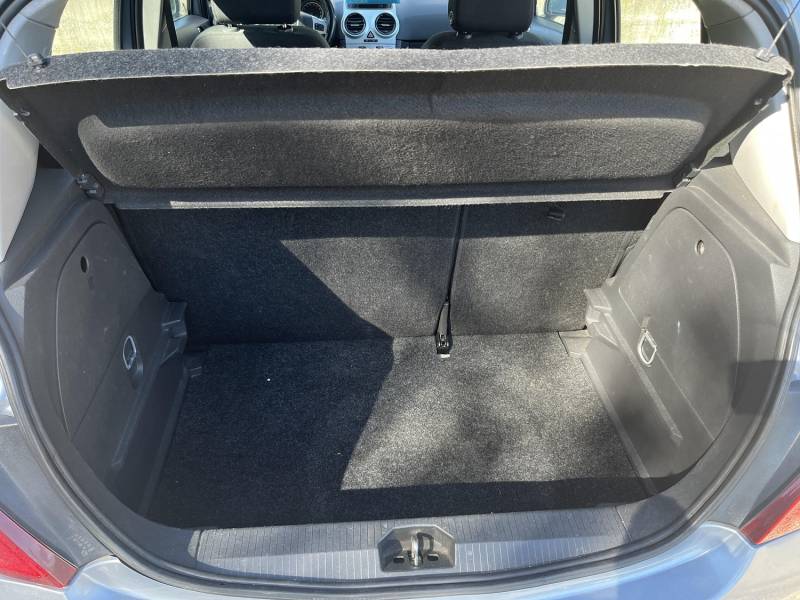 Son moteur diesel 1.3 CDTI de 75 chevaux, associé à une boîte manuelle 5 vitesses, offre une conduite souple avec une consommation maîtrisée et seulement 114 g/km de CO². A ARLES