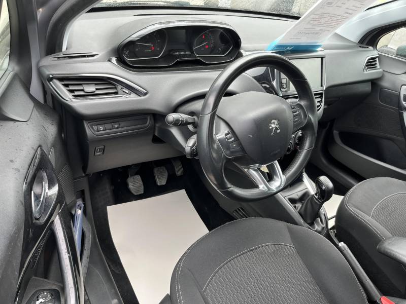 Voiture d’occasion PEUGEOT 208 I Ph2 1.5 Blue HDI 102 Active Business 5p. avec Climatisation et régulateur + Limiteur de vitesse ainsi que Carplay. Garantie 12 Mois.