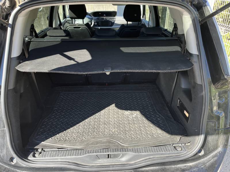 Voiture d’occasion PEUGEOT 2008 1.6 e-HDI 92 Allure 5p. avec GPS Europe tactile et Ciel plafond d’ambiance à Leds ainsi que Sièges Semi-cuir. Garantie 12 Mois.