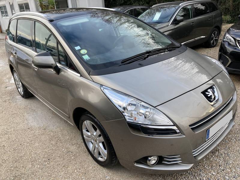 Voiture d’occasion PEUGEOT 5008 1.6 HDI 115 Allure. 7 Places. Avec Toit Panoramique + Rabat Electrique et Régulateur limiteur de vitesse ainsi que crochet d’attelage. Garantie 12 Mois.
