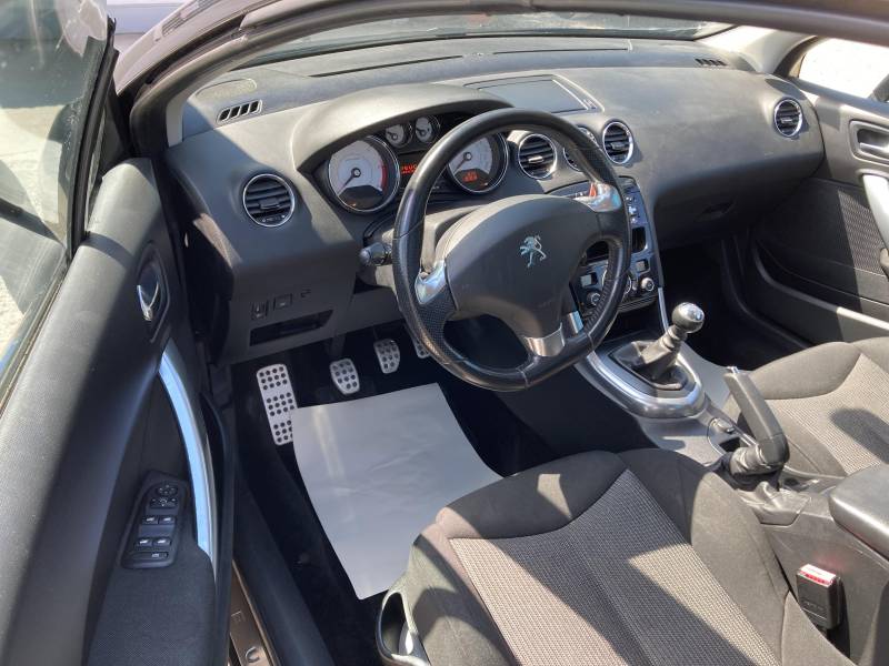 Voiture d’occasion PEUGEOT 308 CC Ph2 1.6 e-HDI 115 Sport Pack BV6. Avec Régulateur et limiteur de vitesses ainsi que GPS EUROPE et puis toit rétractable. Garantie 12 Mois.