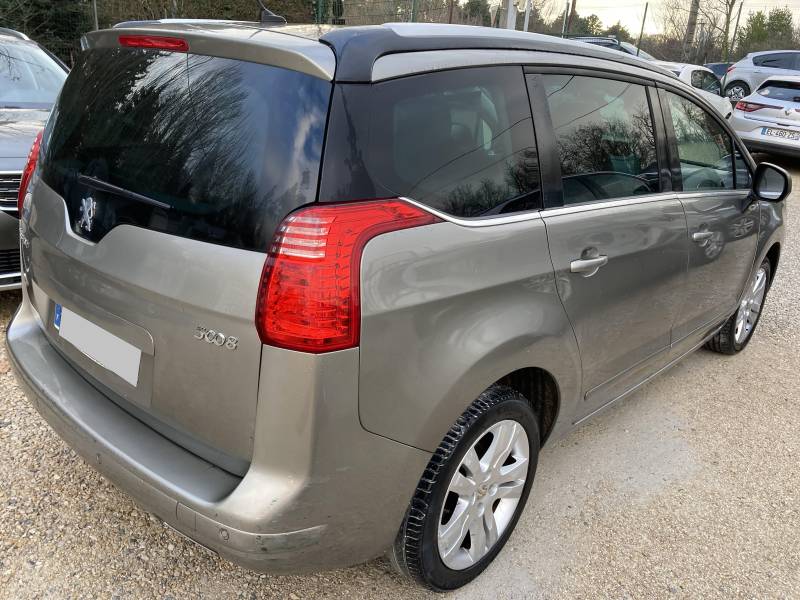 Voiture d’occasion PEUGEOT 5008 1.6 HDI 115 Allure. 7 Places. Avec Toit Panoramique + Rabat Electrique et Régulateur limiteur de vitesse ainsi que crochet d’attelage. Garantie 12 Mois.