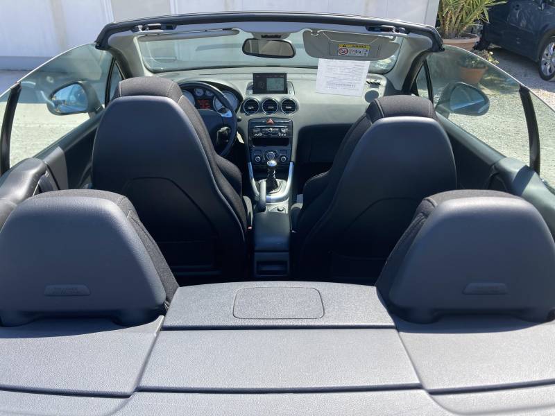 Voiture d’occasion PEUGEOT 308 CC Ph2 1.6 e-HDI 115 Sport Pack BV6. Avec Régulateur et limiteur de vitesses ainsi que GPS EUROPE et puis toit rétractable. Garantie 12 Mois.