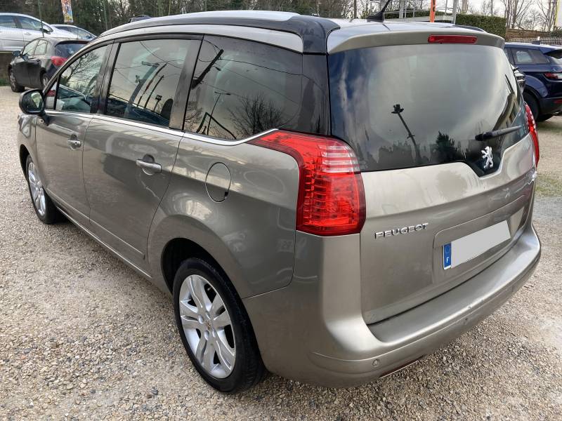 Voiture d’occasion PEUGEOT 5008 1.6 HDI 115 Allure. 7 Places. Avec Toit Panoramique + Rabat Electrique et Régulateur limiteur de vitesse ainsi que crochet d’attelage. Garantie 12 Mois.