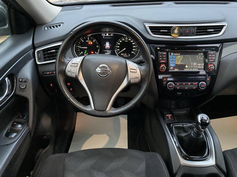 Son design élégant en noir verni et ses lignes dynamiques confèrent à ce SUV un style affirmé. A CARPENTRAS