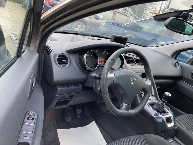 Voiture d’occasion PEUGEOT 5008 1.6 HDI 115 Allure. 7 Places. BV6 avec GPS Europe et Toit Panoramique + Rabat Electrique ainsi que Radars AV +AR. Garantie 12 Mois.
