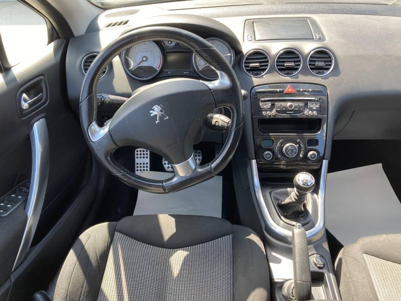 Voiture d’occasion PEUGEOT 308 CC Ph2 1.6 e-HDI 115 Sport Pack BV6. Avec Régulateur et limiteur de vitesses ainsi que GPS EUROPE et puis toit rétractable. Garantie 12 Mois.