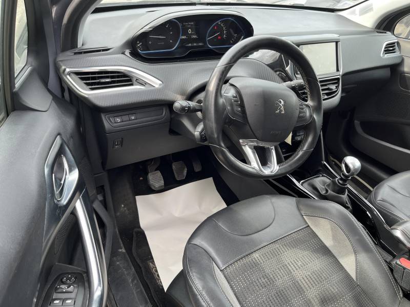 Voiture d’occasion PEUGEOT 2008 1.6 e-HDI 120 Allure. BV6. 5p. avec GPS Europe et Radars AV + AR ainsi que sièges semi cuir. Garantie 12 Mois.