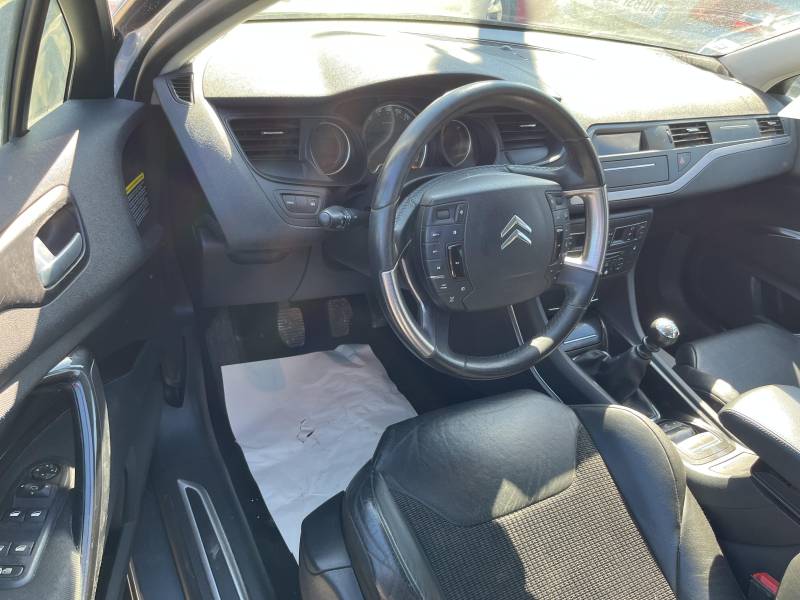 En sélectionnant cette voiture d'occasion à Avignon , vous bénéficiez d'une garantie 12 mois pour rouler en toute sérénité. 