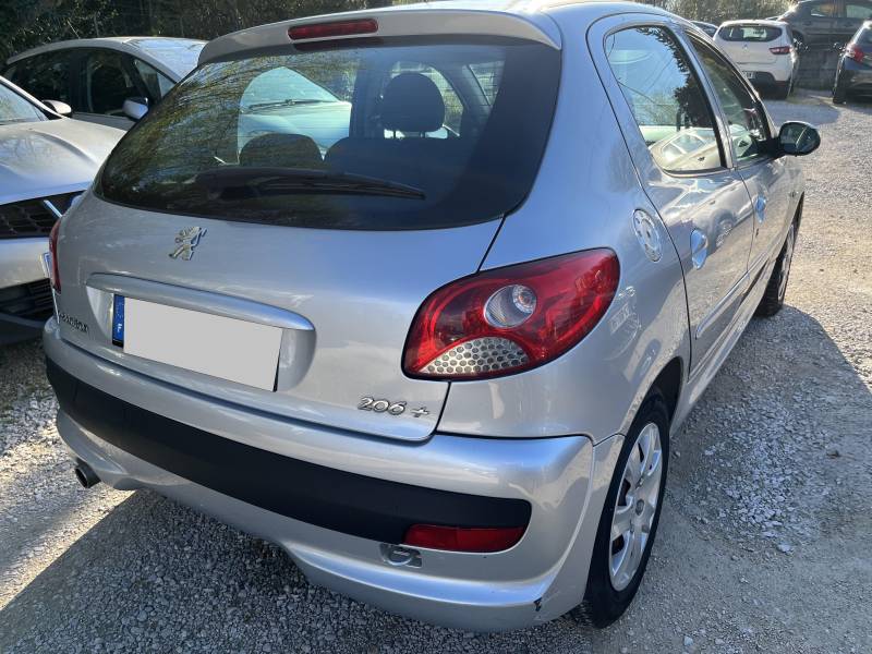 Cette voiture d'occasion à Avignon est une citadine polyvalente qui allie confort et sobriété. Avec son moteur 1.4 HDI 70 ch , elle offre une conduite souple et économique, avec une consommation maîtrisée et un faible taux d'émissions de CO² ( 104 g/km, C