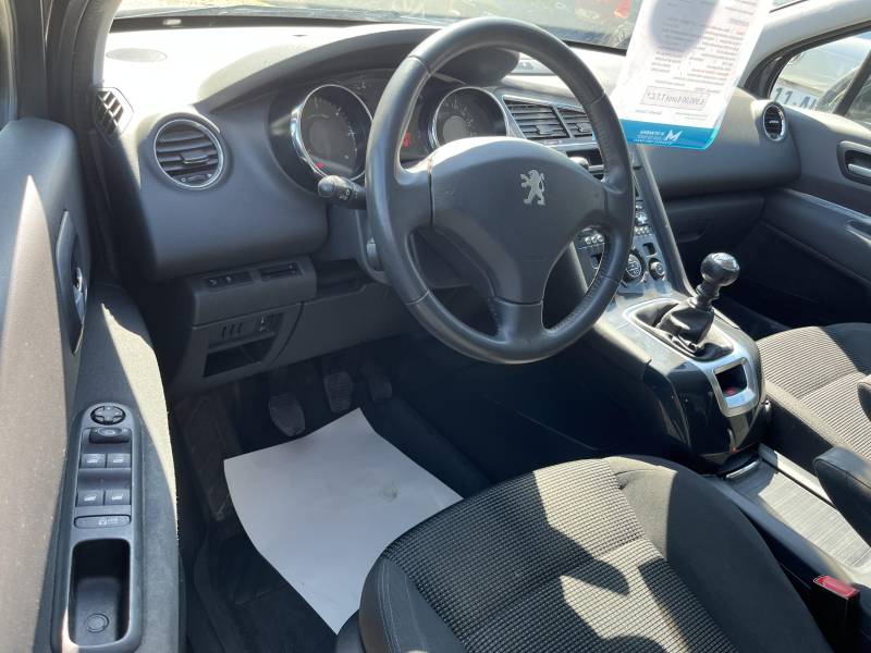 Voiture d’occasion PEUGEOT 5008 1.6 HDI 115 Business Pack. BV6. 7 Places. avec Régulateur limiteur de vitesses et GPS Europe ainsi que Radars de Recul. Garantie 12 Mois.