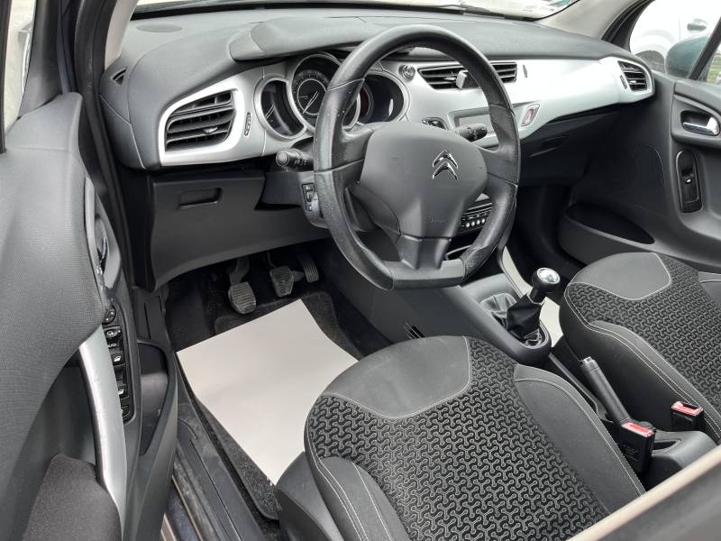 Voiture d’occasion CITROEN C3 II 1.6 HDI 90 Tendance. 5p. Avec climatisation et Régulateur et Limiteur de vitesse ainsi que Crochet d’Attelage AR. Garantie 2 Mois.